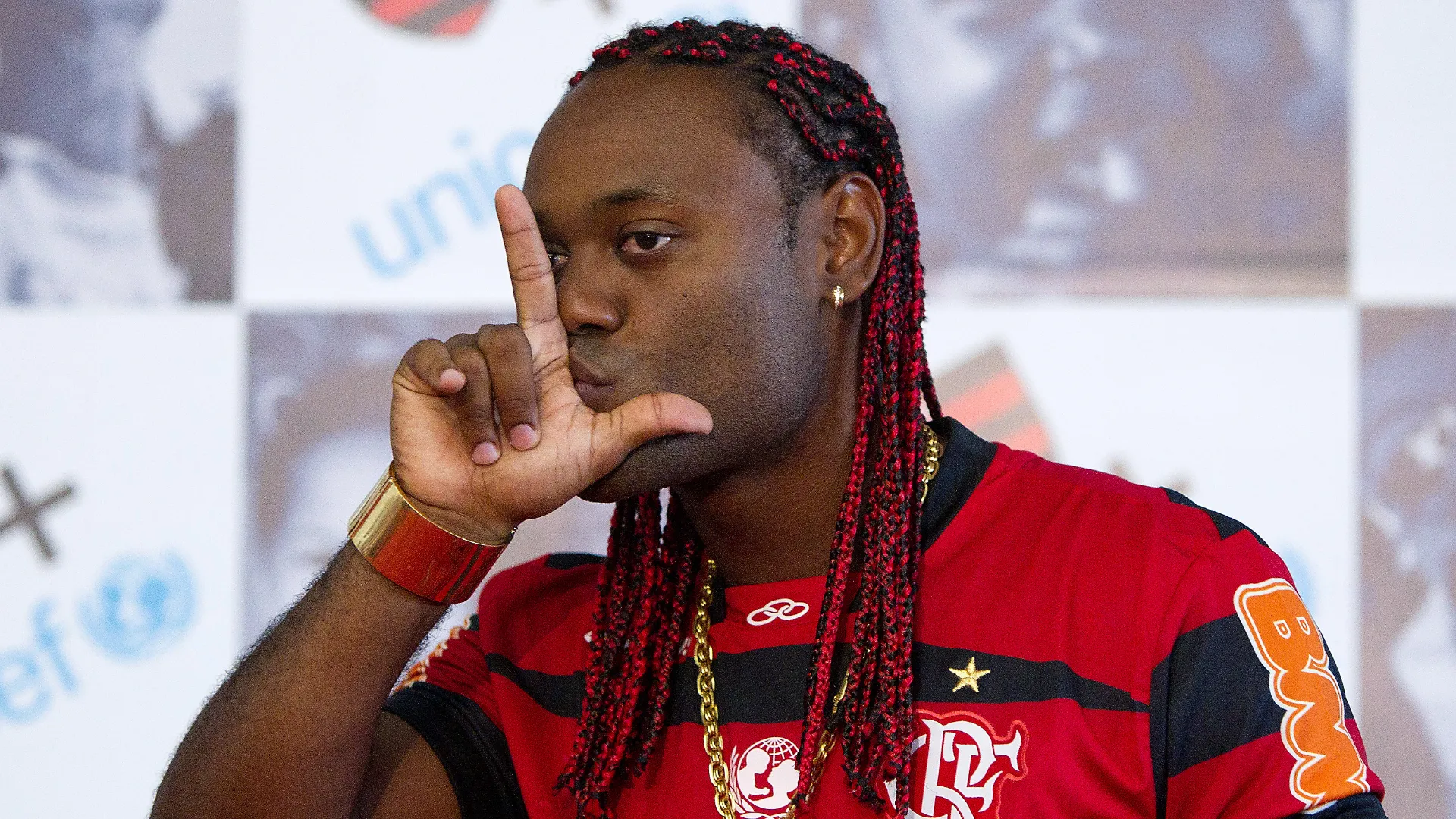 Eccolo con delle vistose treccine rosse ai tempi del Flamengo