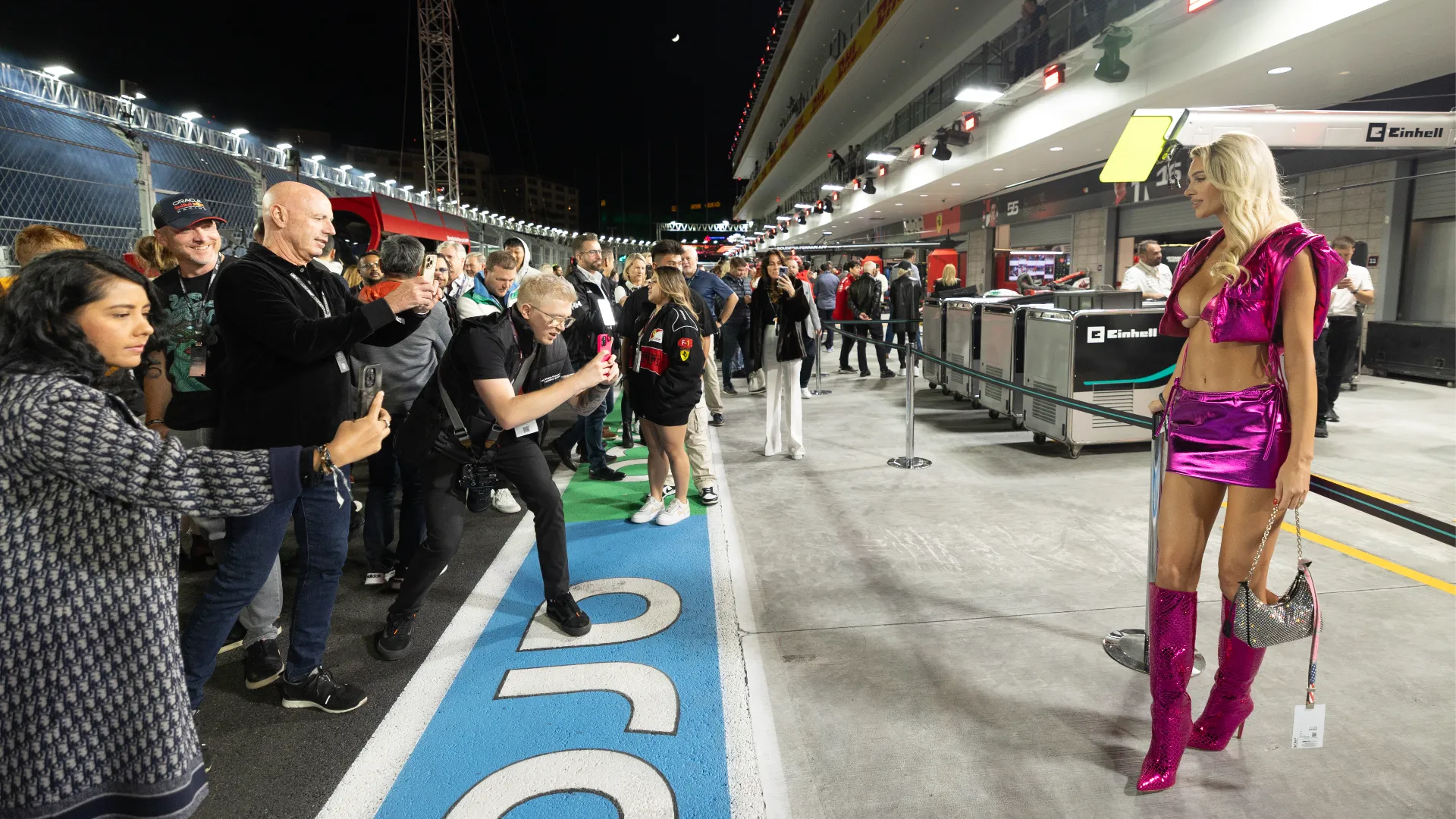 È una grande appassionata di sport, in particolare della Formula 1, e ha partecipato come spettatrice a vari Gran Premi
