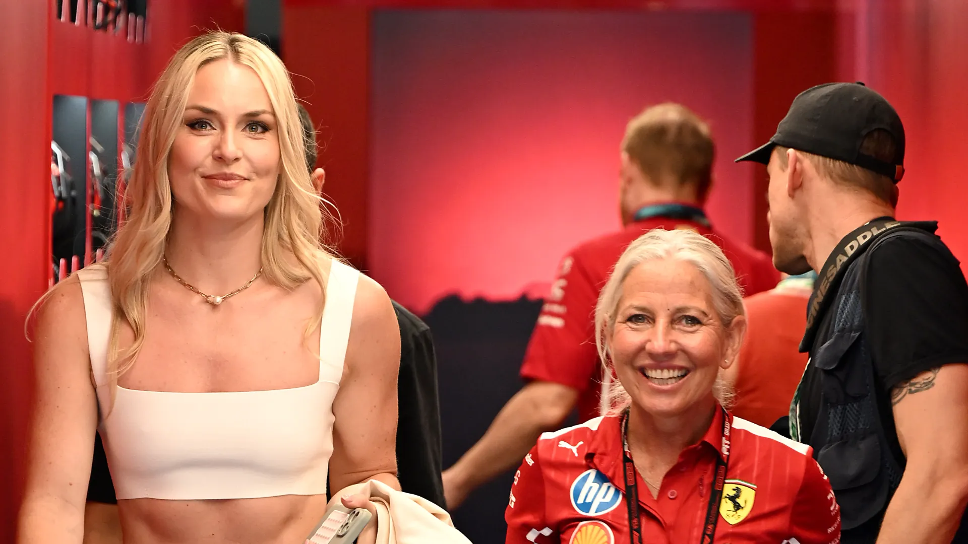 Vonn ha anche visitato lo stand Ferrari: qui è con Angela Cullen, preparatrice atletica di Lewis Hamilton