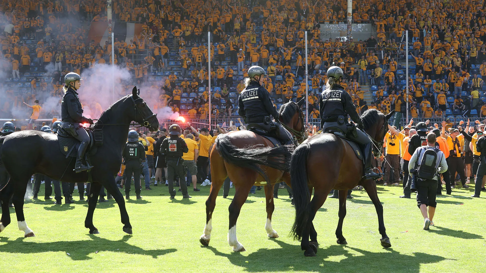 In campo anche alcuni agenti a cavallo