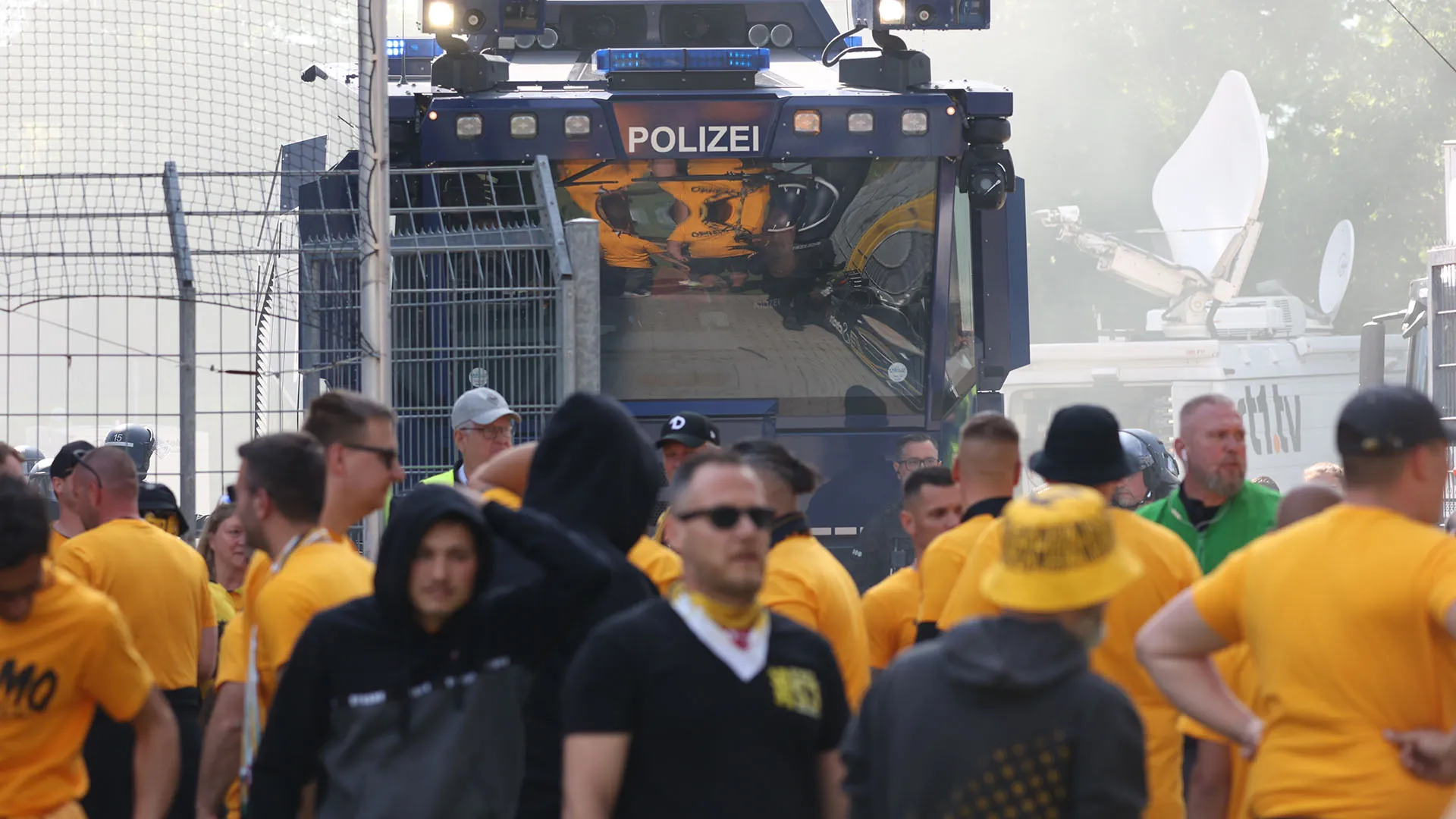 La situazione poi è degenerata ed è intervenuta la polizia antisommossa