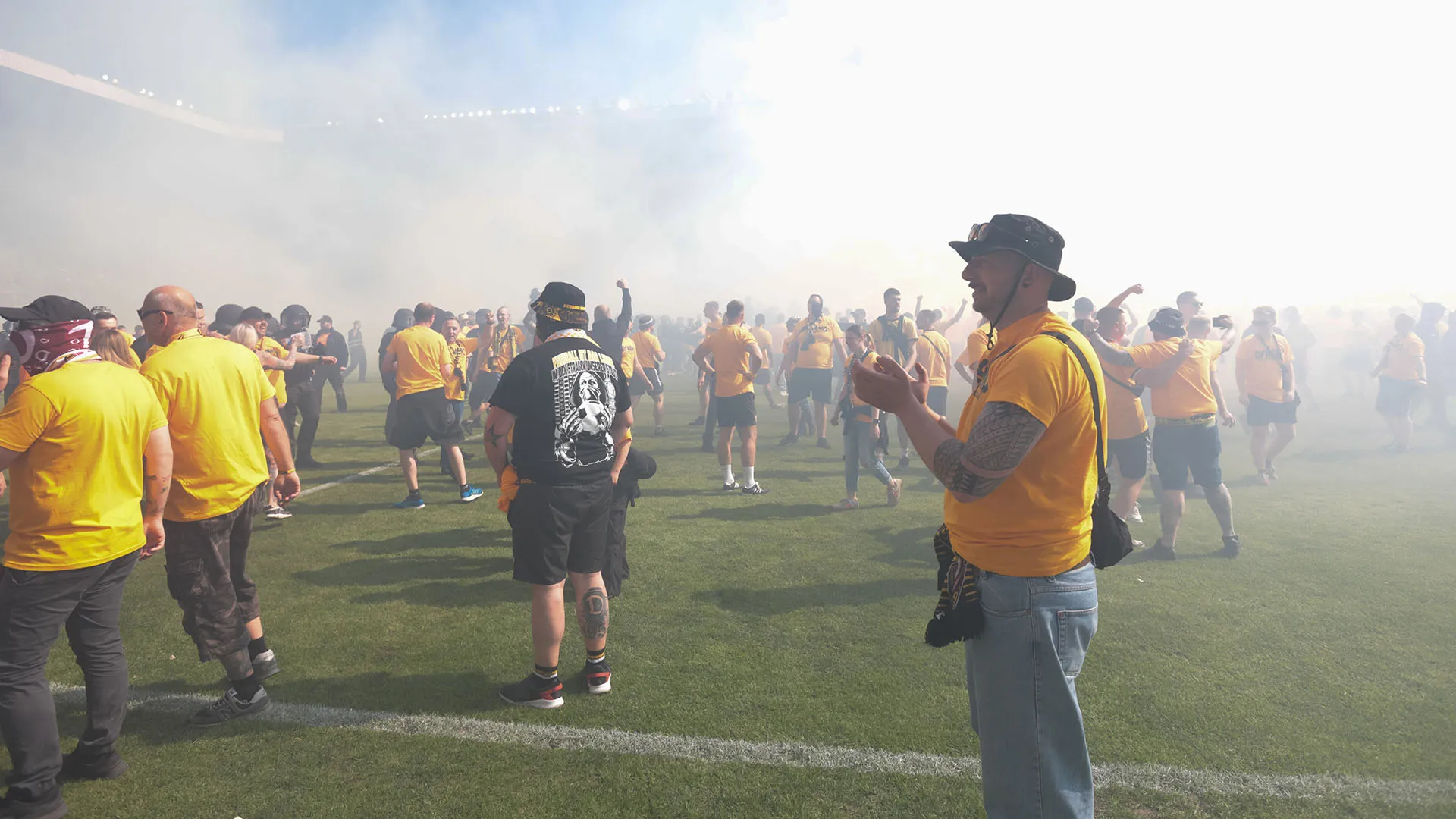 Tantissimi i fumogeni accesi dai tifosi della Dinamo Dresda