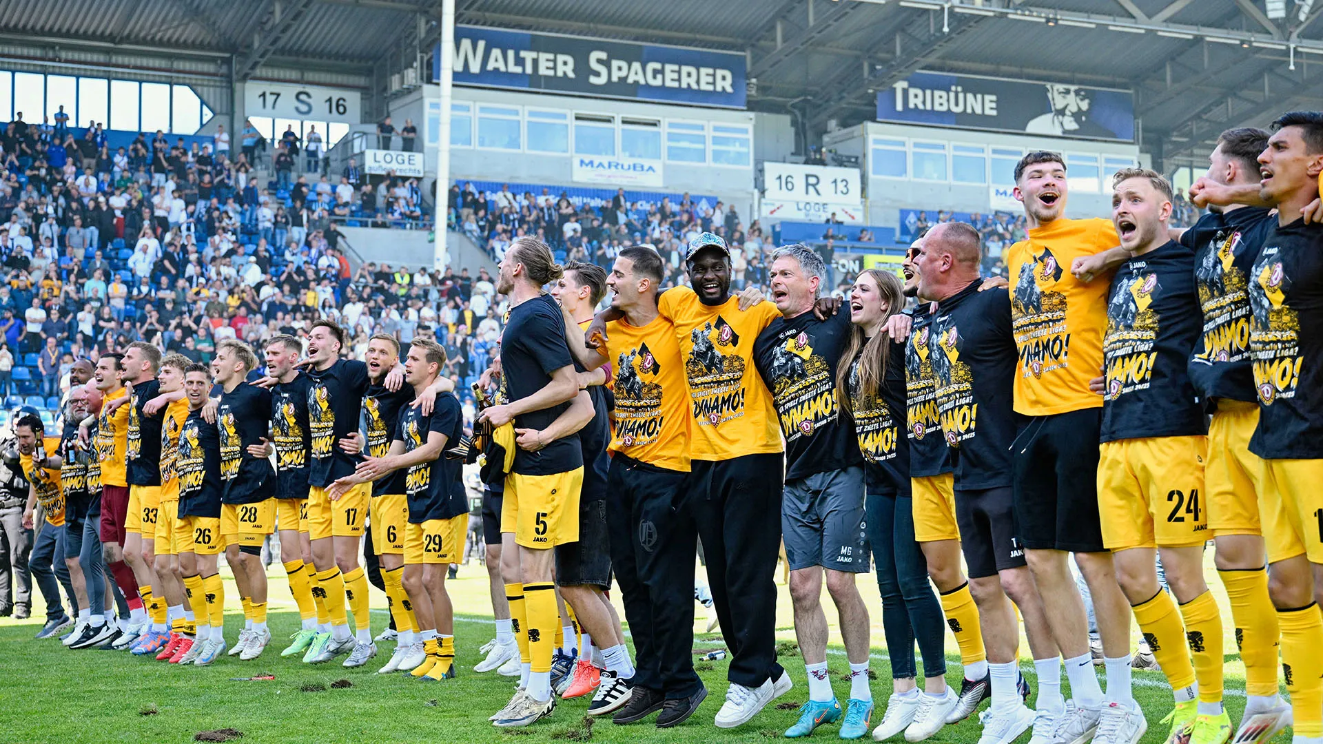 I calciatori della Dinamo Dresda hanno celebrato l'impresa con i loro tifosi