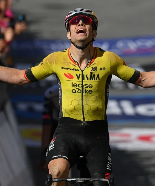 Giro 2025: a Siena vince Van Aert, Del Toro si veste di rosa. Giornata complicata per Roglic