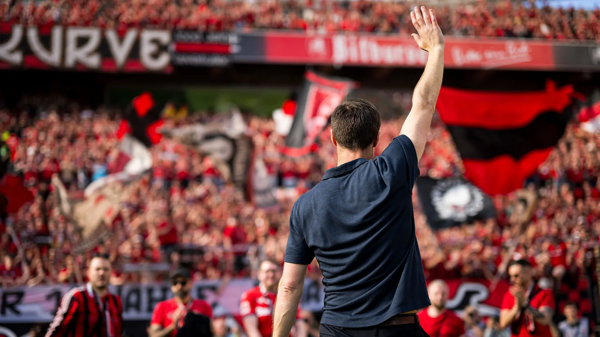 Xabi Alonso ha salutato domenica per l'ultima volta i tifosi del Bayer Leverkusen alla BayArena