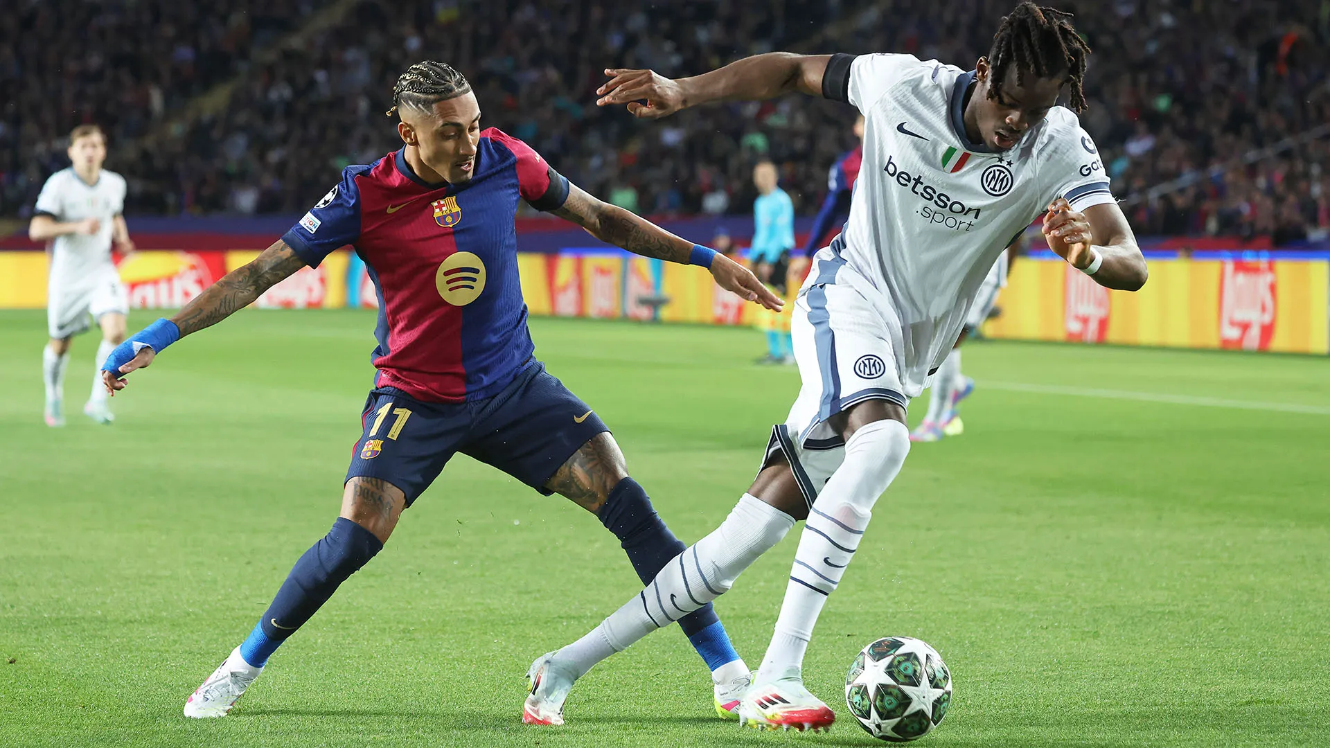 Bisseck ha debuttato con la nazionale maggiore tedesca lo scorso marzo, nella partita di Nations League contro l'Italia