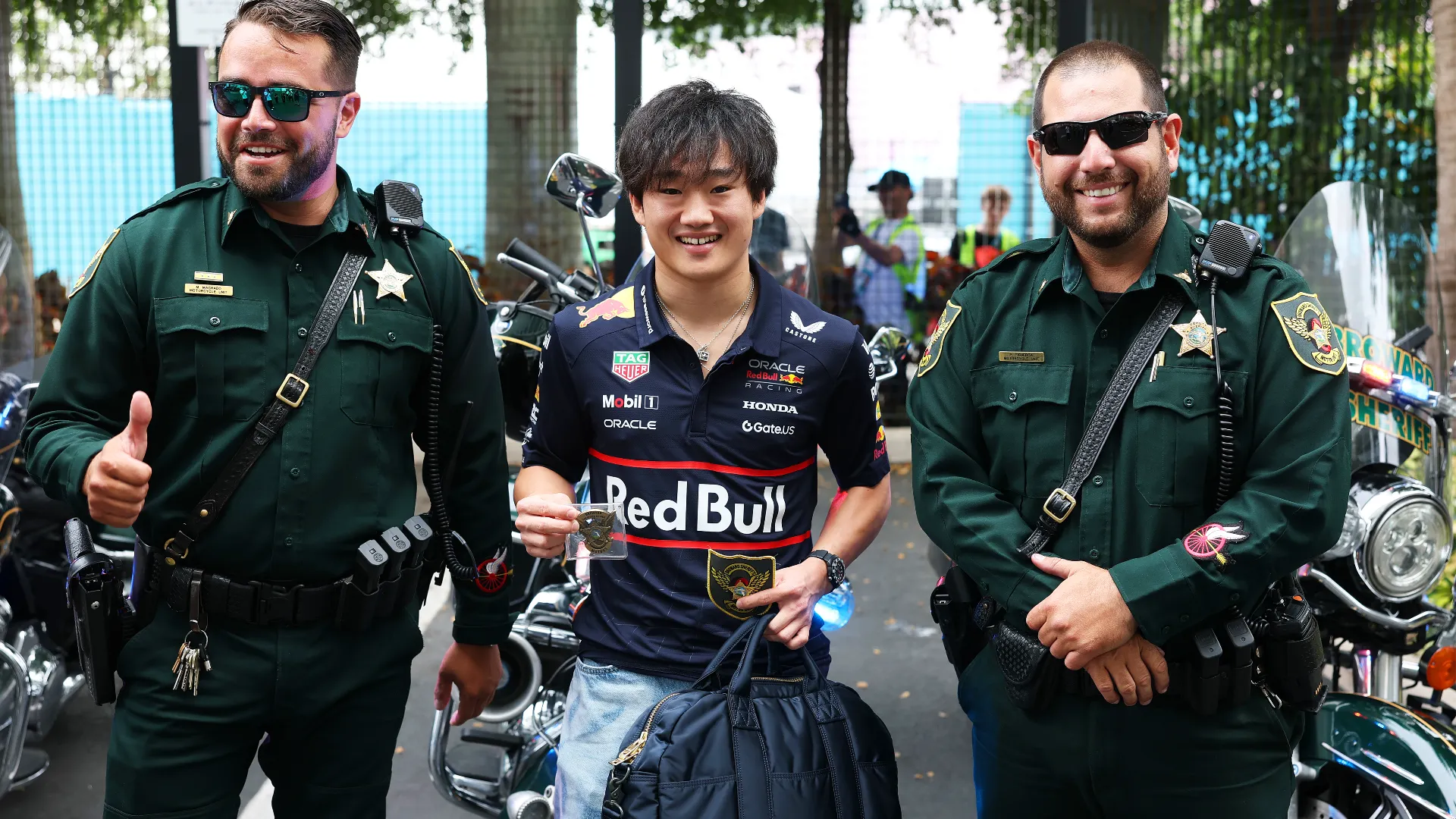 Il pilota della Red Bull si è prestato molto volentieri per la foto con i poliziotti

