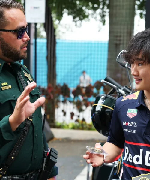 Dallo sceriffo un regalo speciale per Yuki Tsunoda: le foto