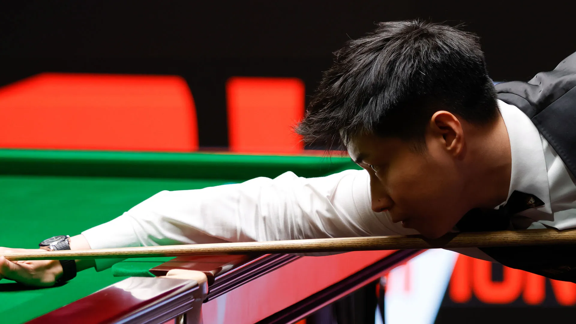 Mark Williams ha reagito vincendo i primi quattro frame della sessione serale
