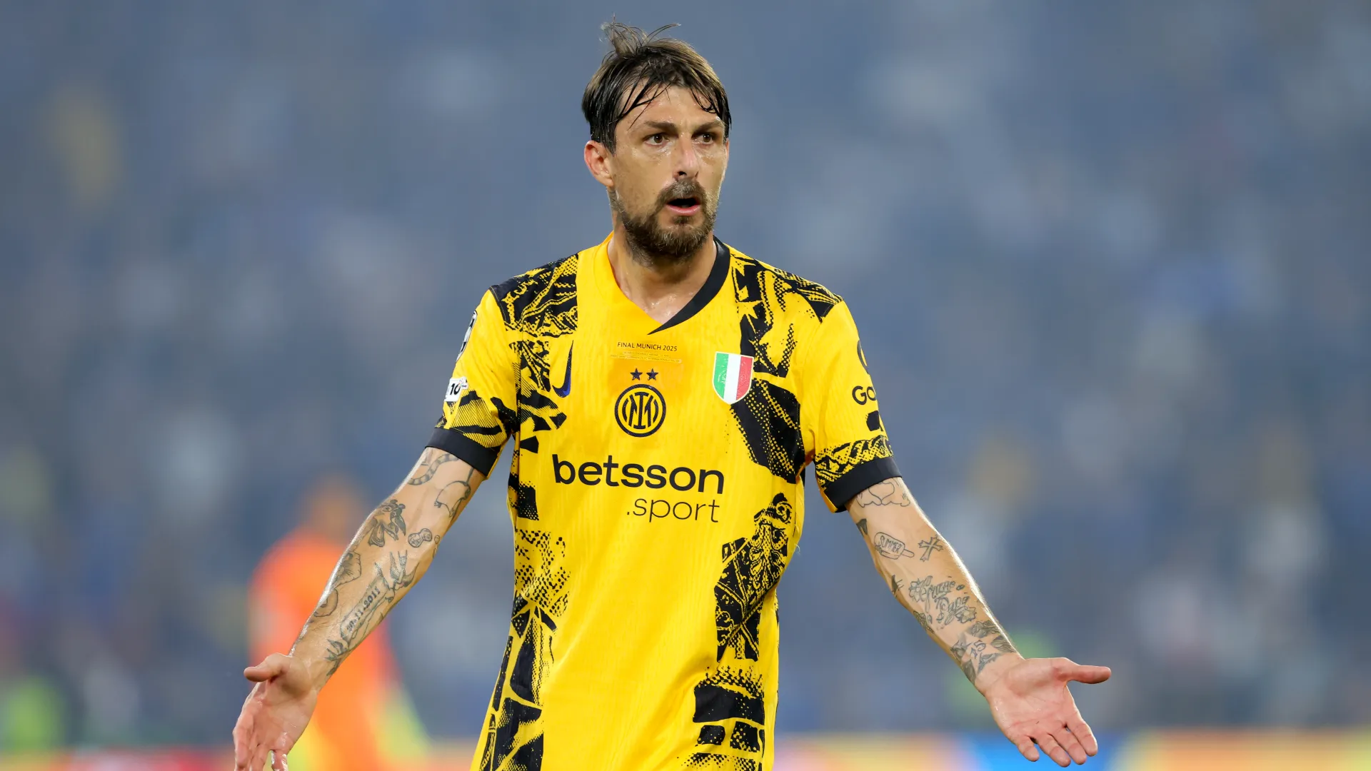 Lei ha risposto piccata: "Sono foto fatte prima della partita, di momenti che non dimenticherò mai e che ho voluto postare e rimangono stupendi indipendentemente dal risultato"