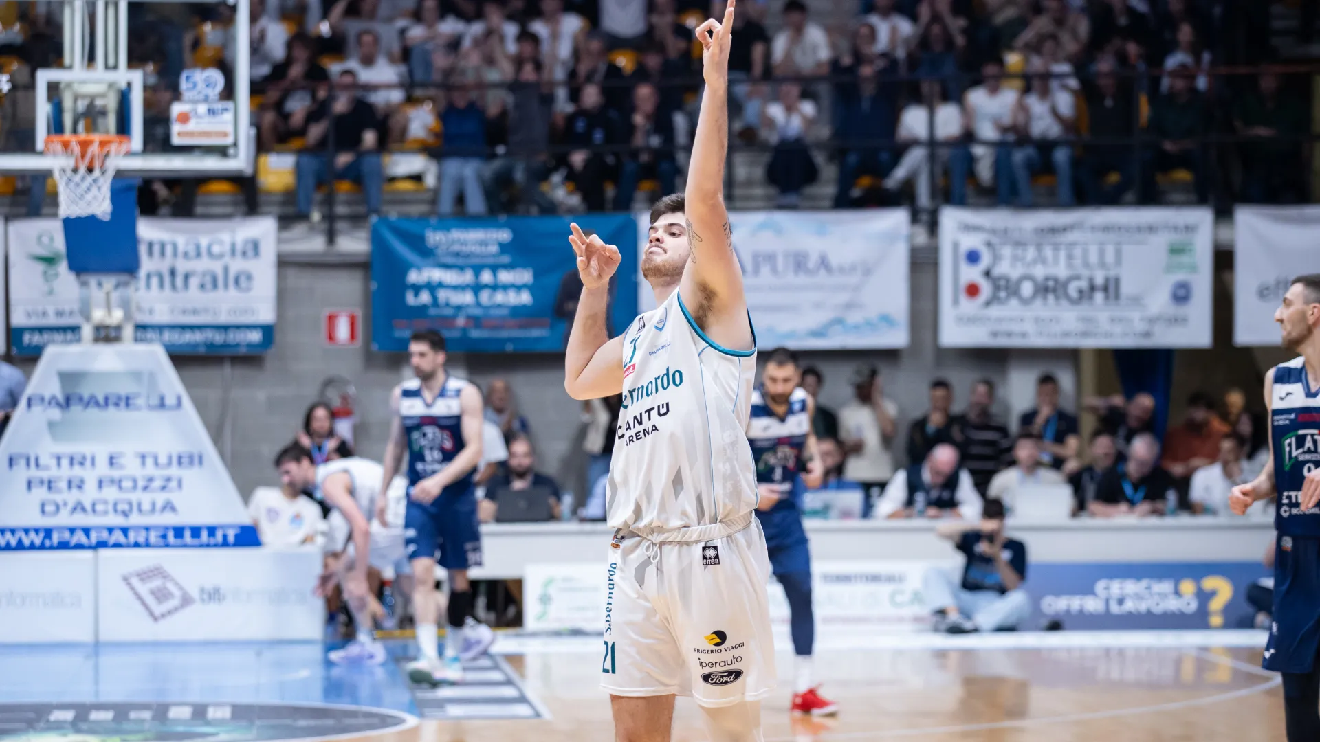 La stella della squadra biancoblu Grant Basile... 