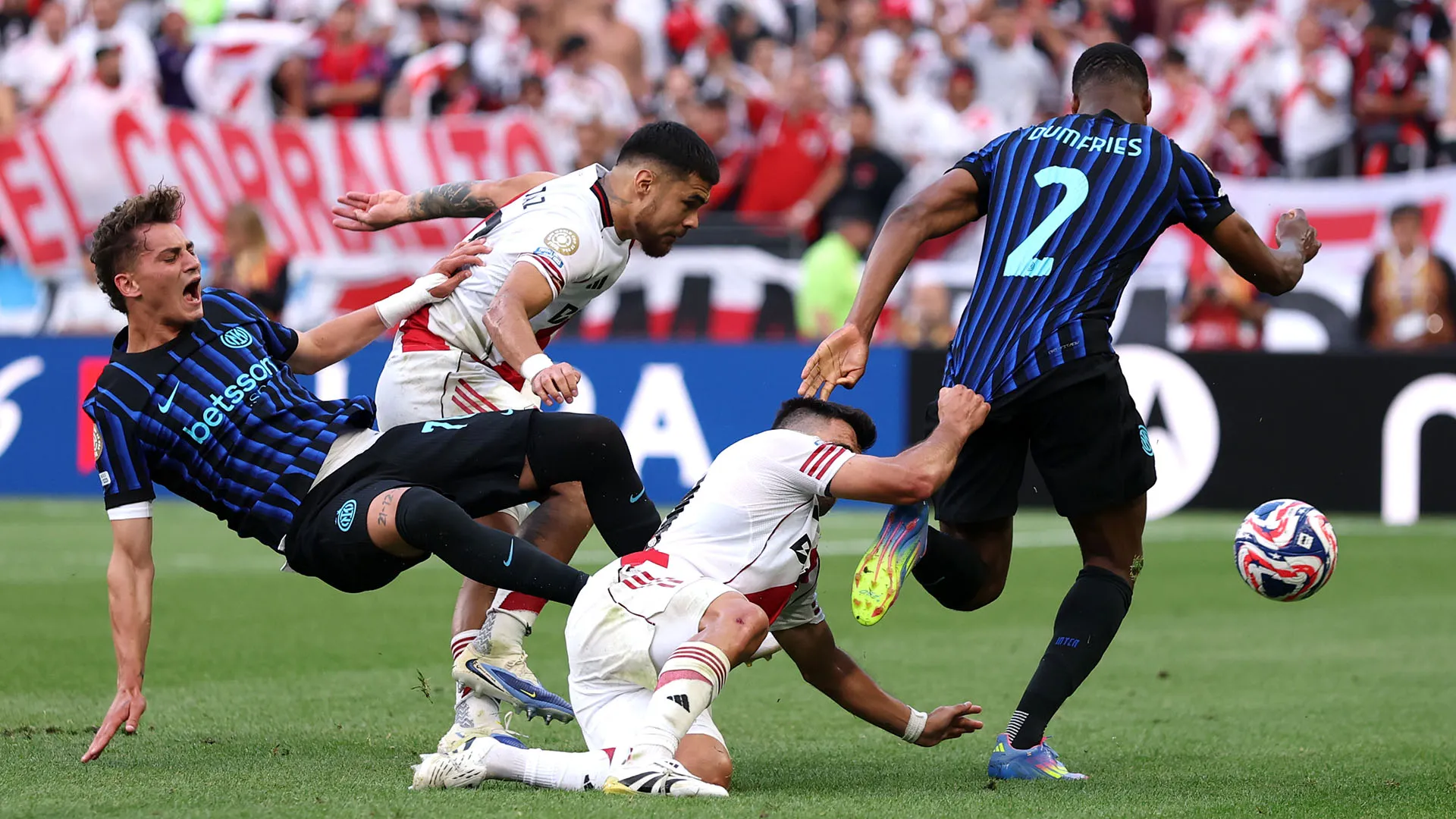 I due si sono scontrati spesso in campo, poi al triplice fischio la situazione è degenerata
