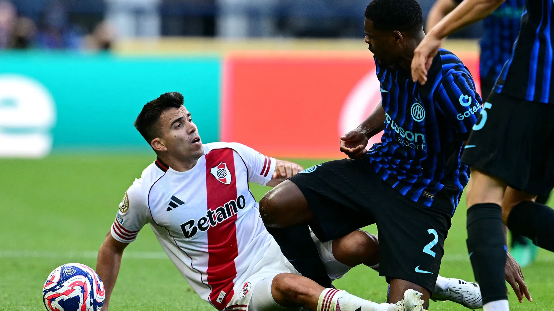 L'argentino e l'olandese si sono rivolti parole forti e sono intervenuti altri calciatori
