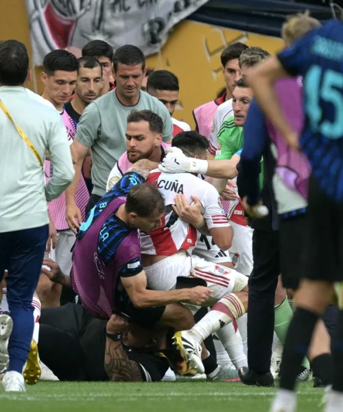 Acuña-Dumfries: violenta rissa a fine partita, le immagini