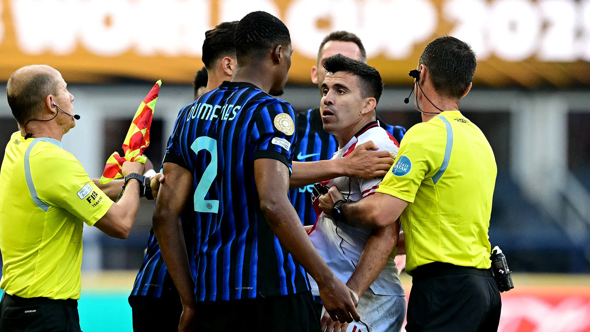 Qualcuno ha anche lanciato bandiere e altri oggetti in campo
