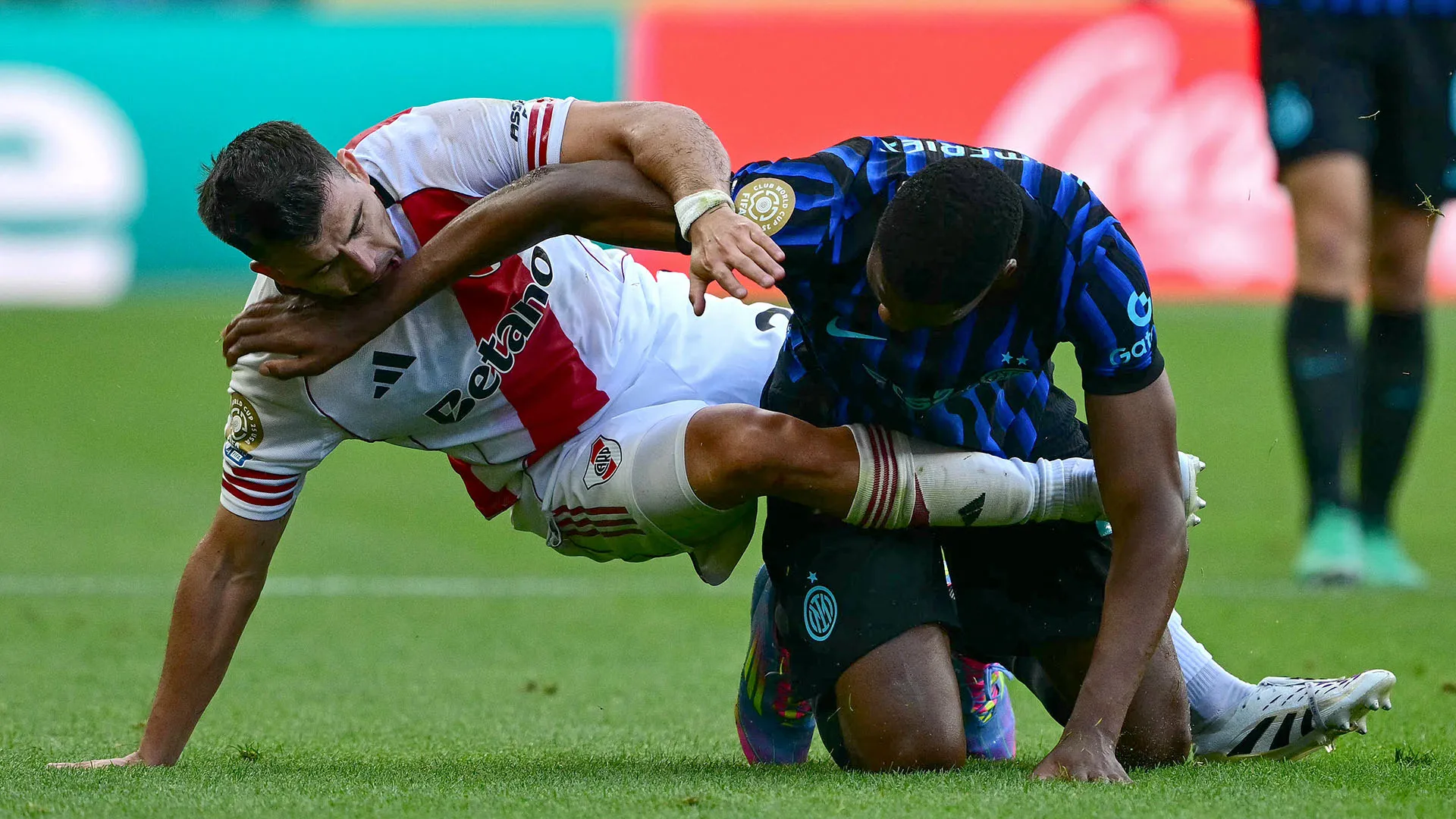 Il calciatore dell'Inter si è diretto verso gli spogliatoi e Acuña l'ha rincorso
