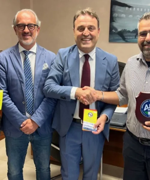 Triplice fischio alla violenza contro gli arbitri: l’AIA si allea ad alcune eccellenze