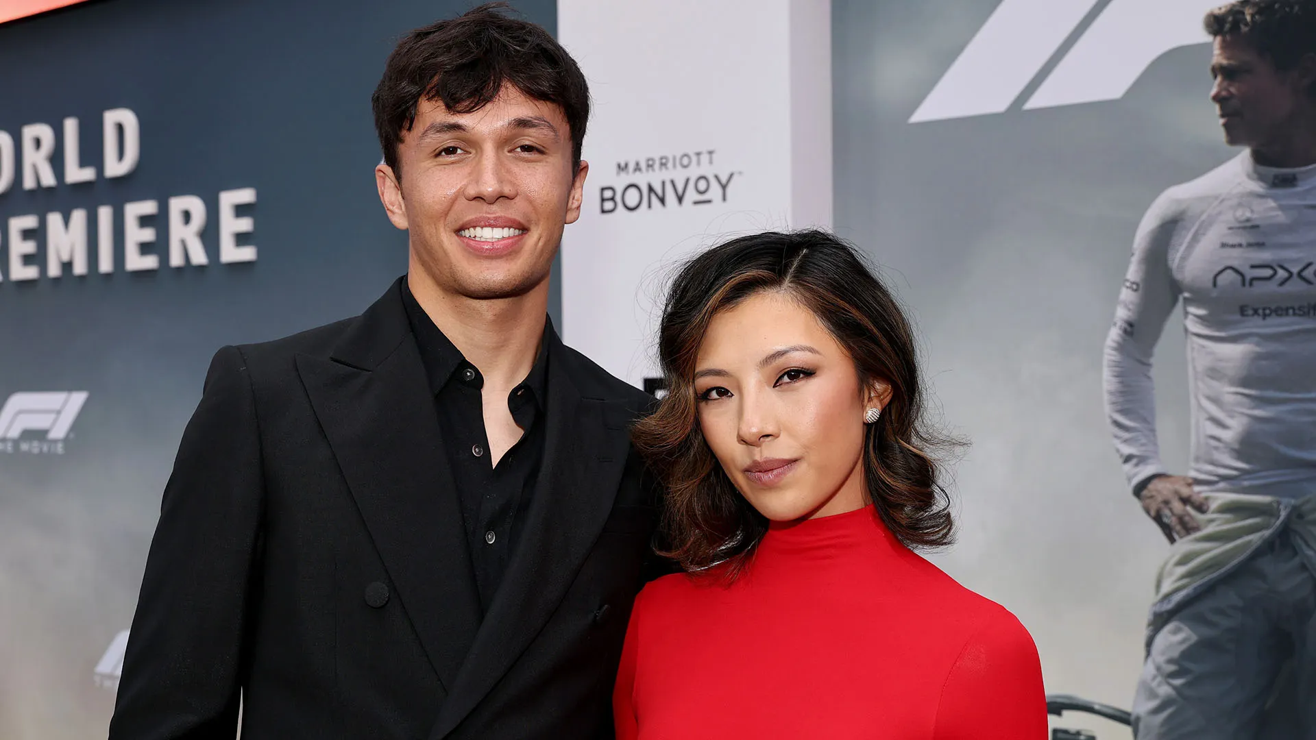 Alexander Albon è con la compagna Lily Muni He