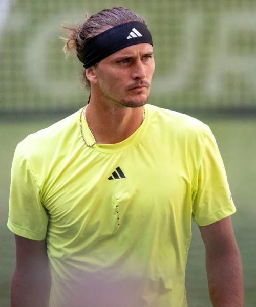 Alexander Zverev supera in rimonta un coraggioso Lorenzo Sonego: ora c’è Cobolli