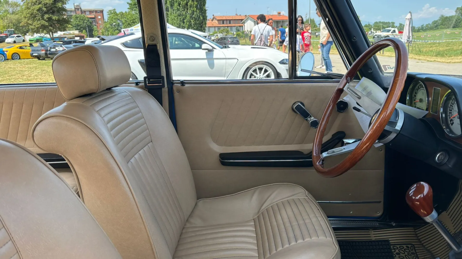 Gli interni cambiano tono: più velluto, più moquette, più comfort per chi cerca qualcosa in più