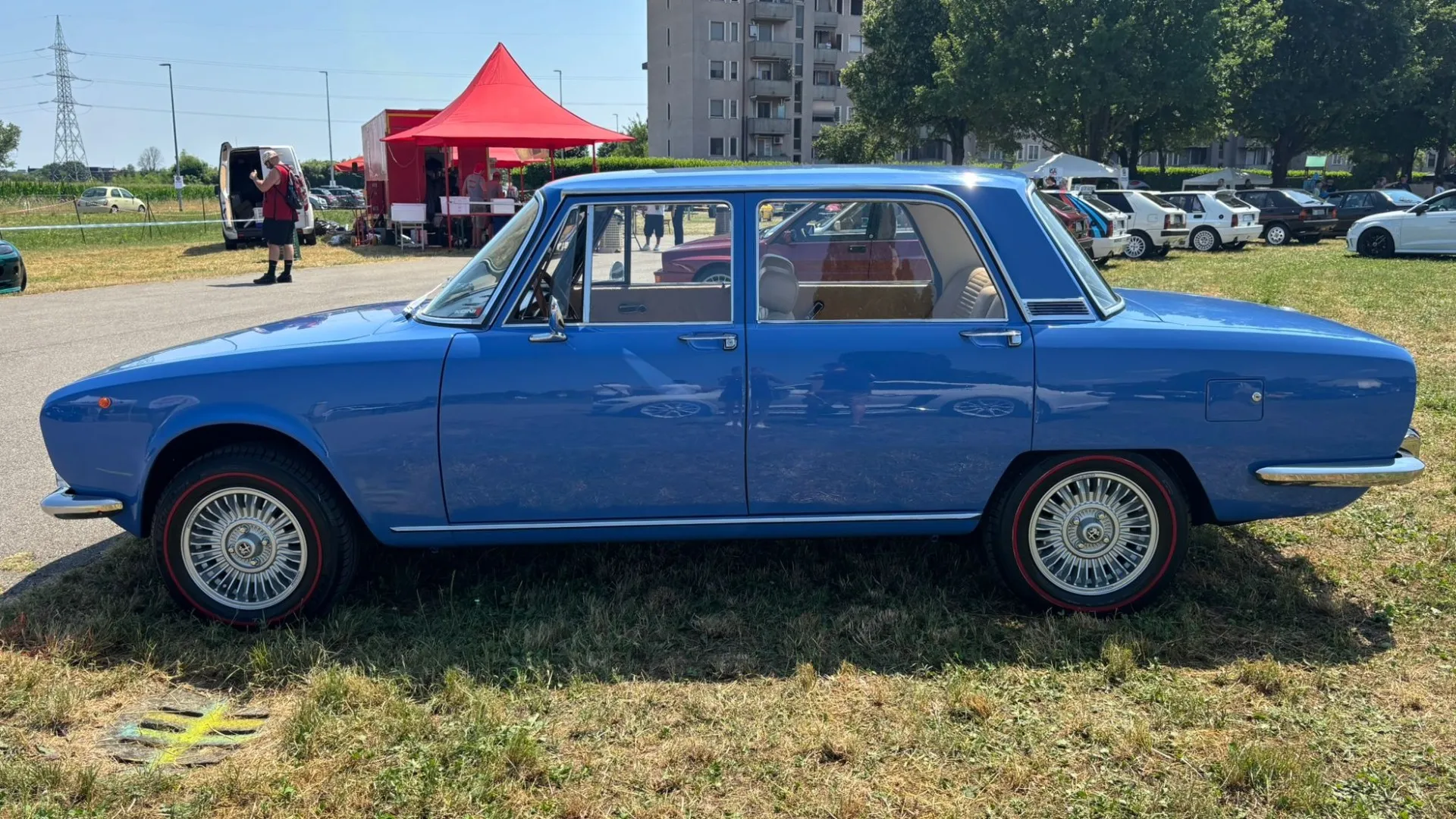Nel giugno ’71, Alfa Romeo svela la 2000 a Gardone Riviera: elegante, potente, pensata per l’Europa