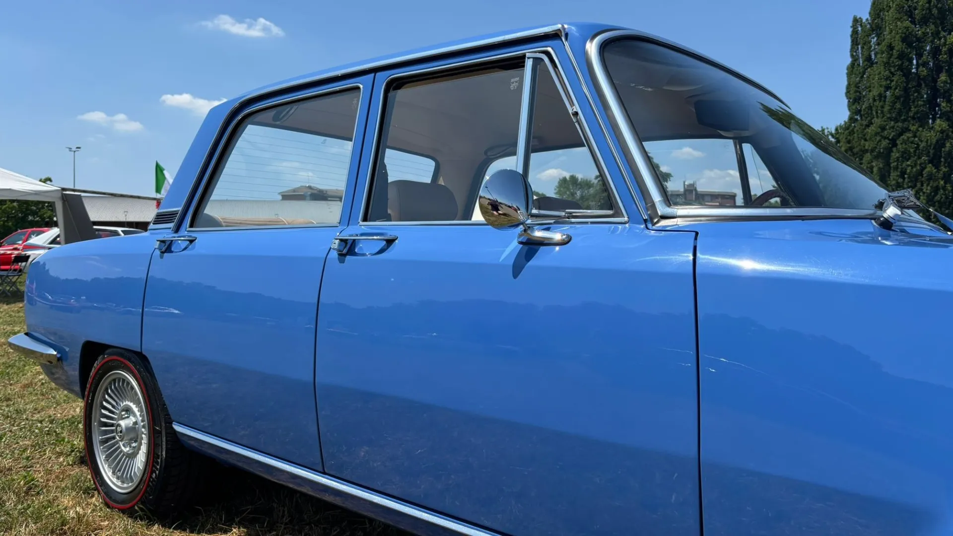 La 2000 Berlina smussa la grinta per piacere a un pubblico più ampio e più esigente