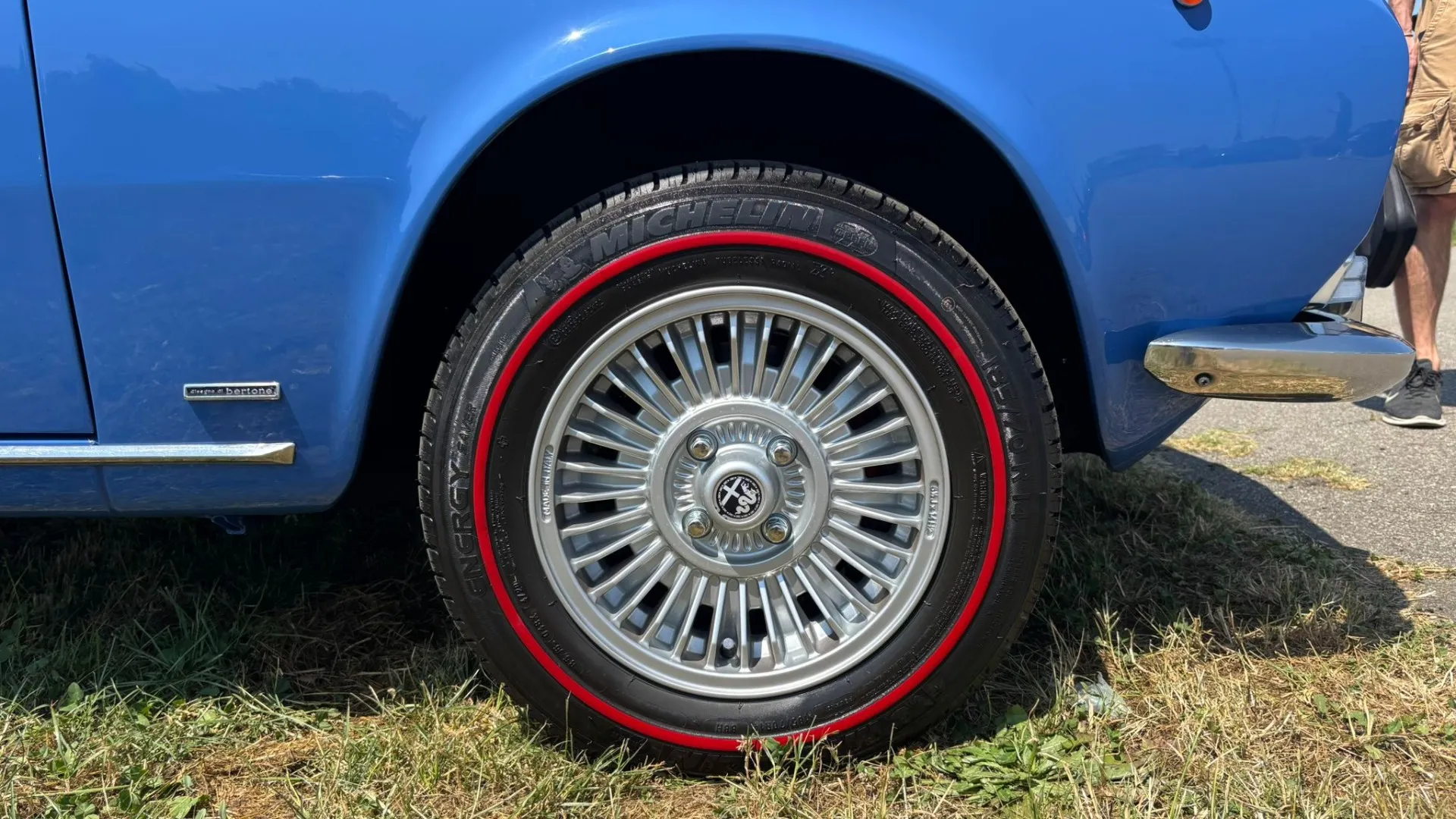 Spuntano accessori che prima erano impensabili su un’Alfa: clima, cambio automatico, cerchi in lega