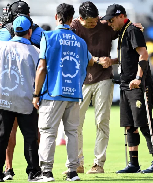 Incidente prima della partita, l’allenatore arriva ferito e in stampelle. Foto