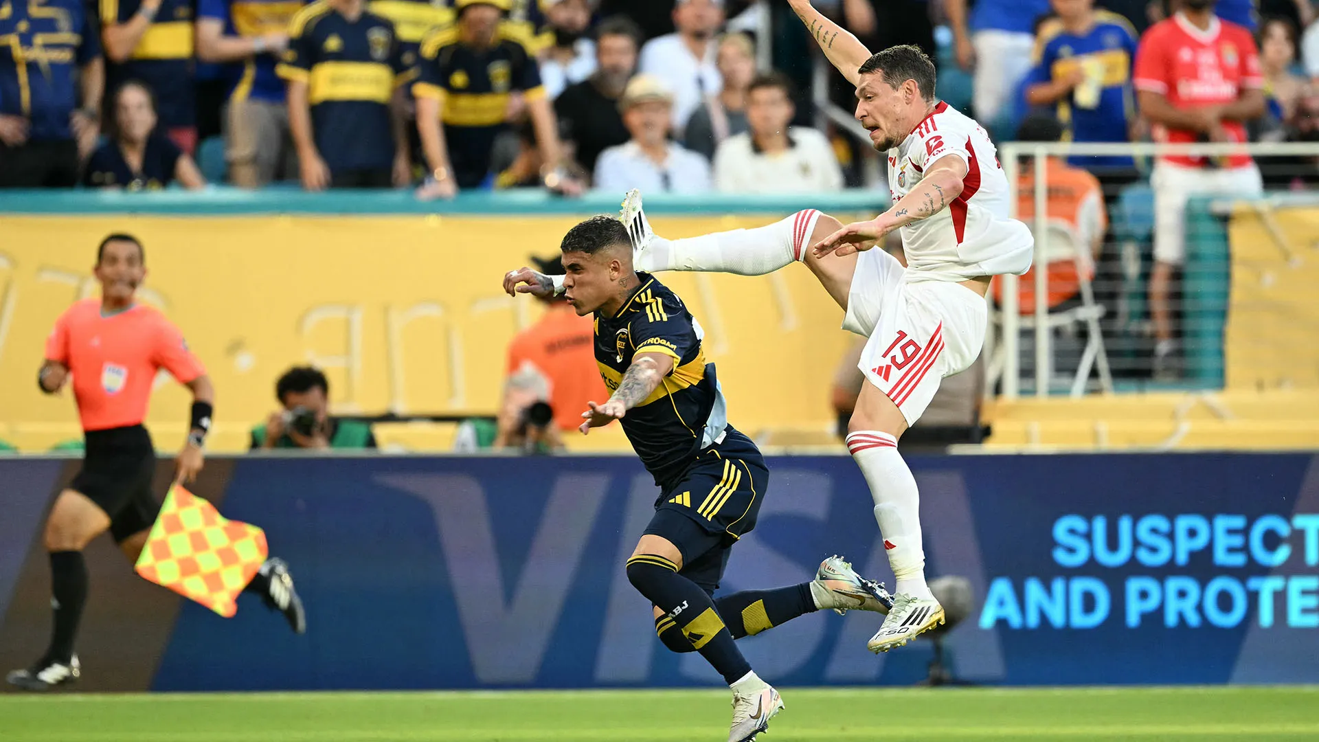 In un primo momento l'arbitro ha ammonito il giocatore