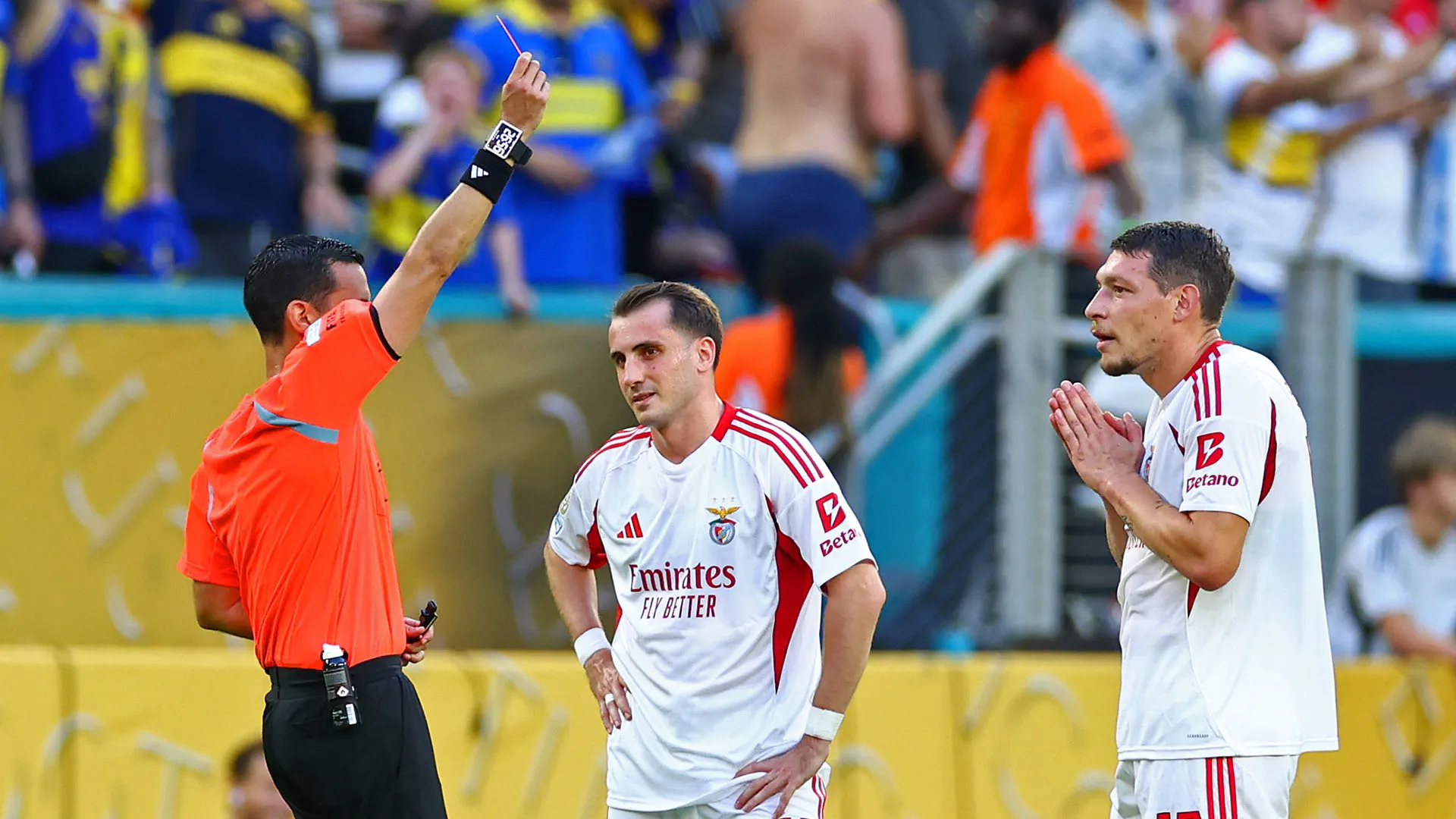 L'ex giocatore di Torino e Roma ha inizialmente protestato nei confronti dell'arbitro messicano