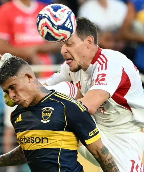 Calcio in faccia all’avversario, Belotti salta il Bayern Monaco. Foto