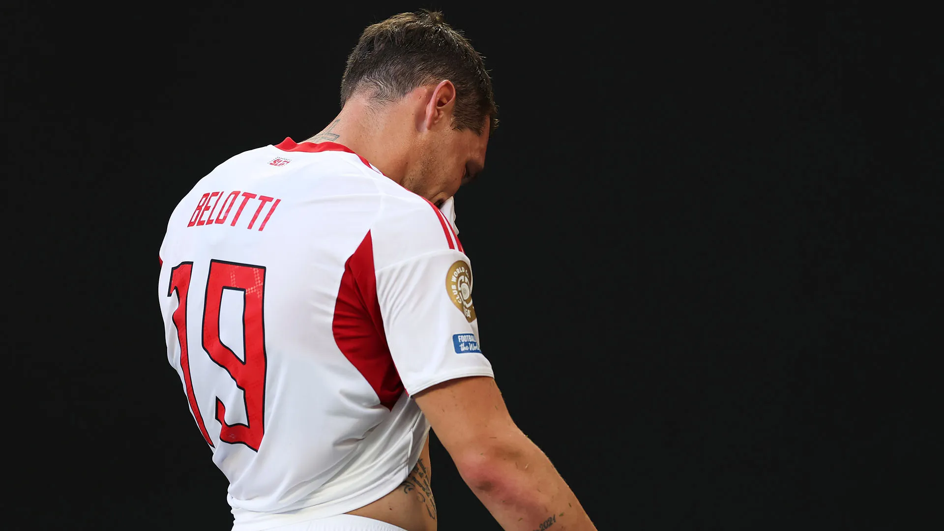 Esordio da incubo nel Mondiale per club per l'attaccante del Benfica Andrea Belotti