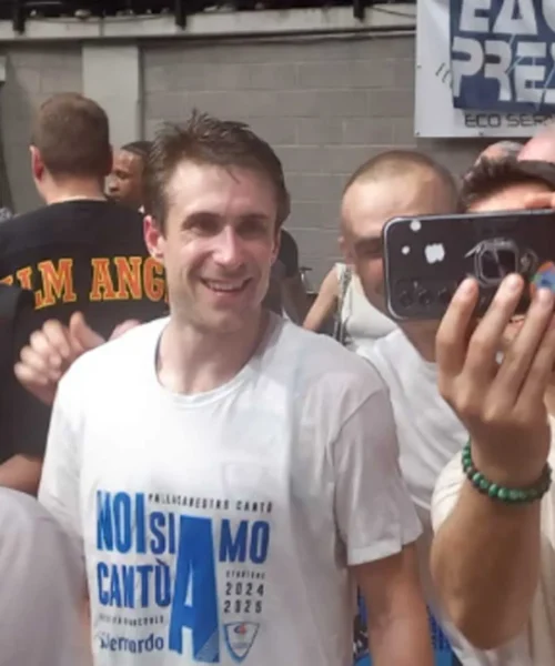 Andrea De Nicolao, un canestro decisivo e tanto orgoglio per la promozione di Cantù
