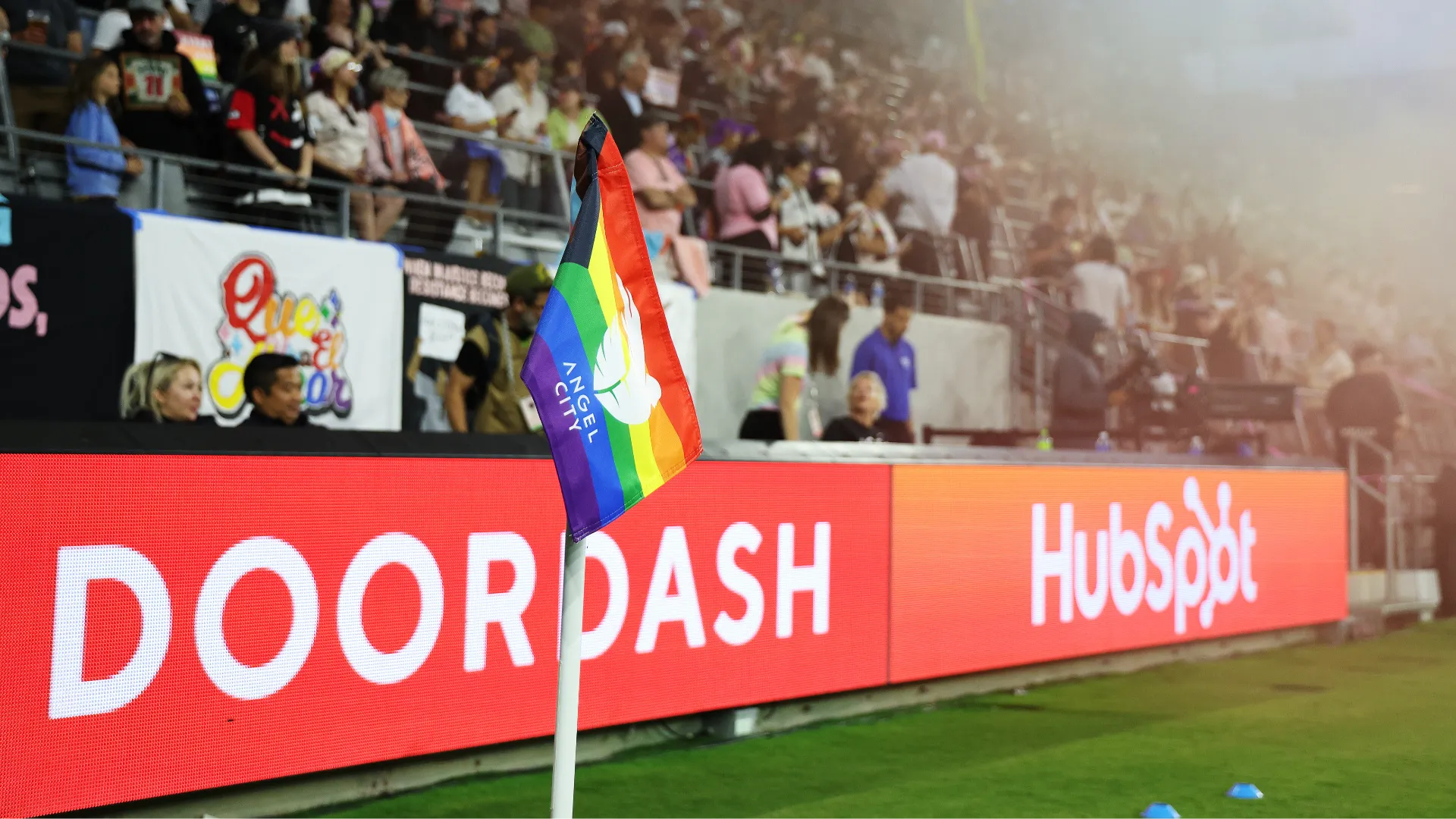 Per il Pride Month sono anche state sostituite le bandierine in campo