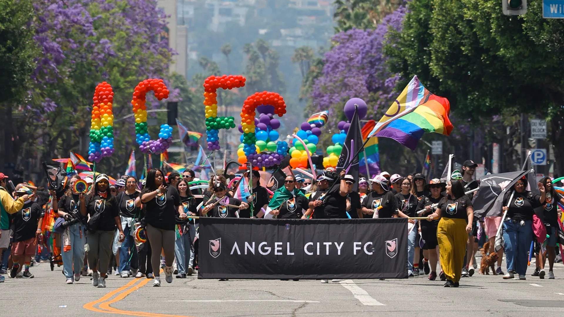Molte calciatrici hanno anche partecipato al corteo organizzato a Los Angeles
