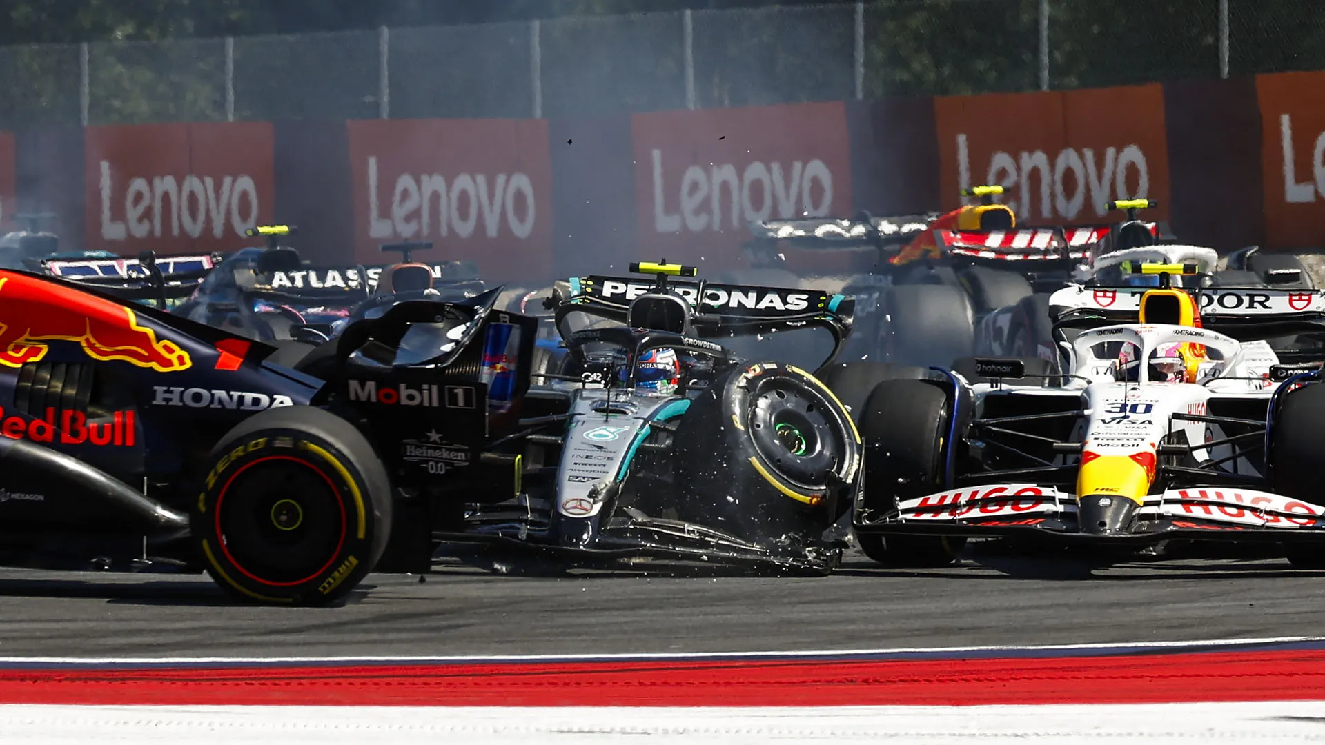 Il rookie ha colpito il quattro volte campione del mondo in curva 3