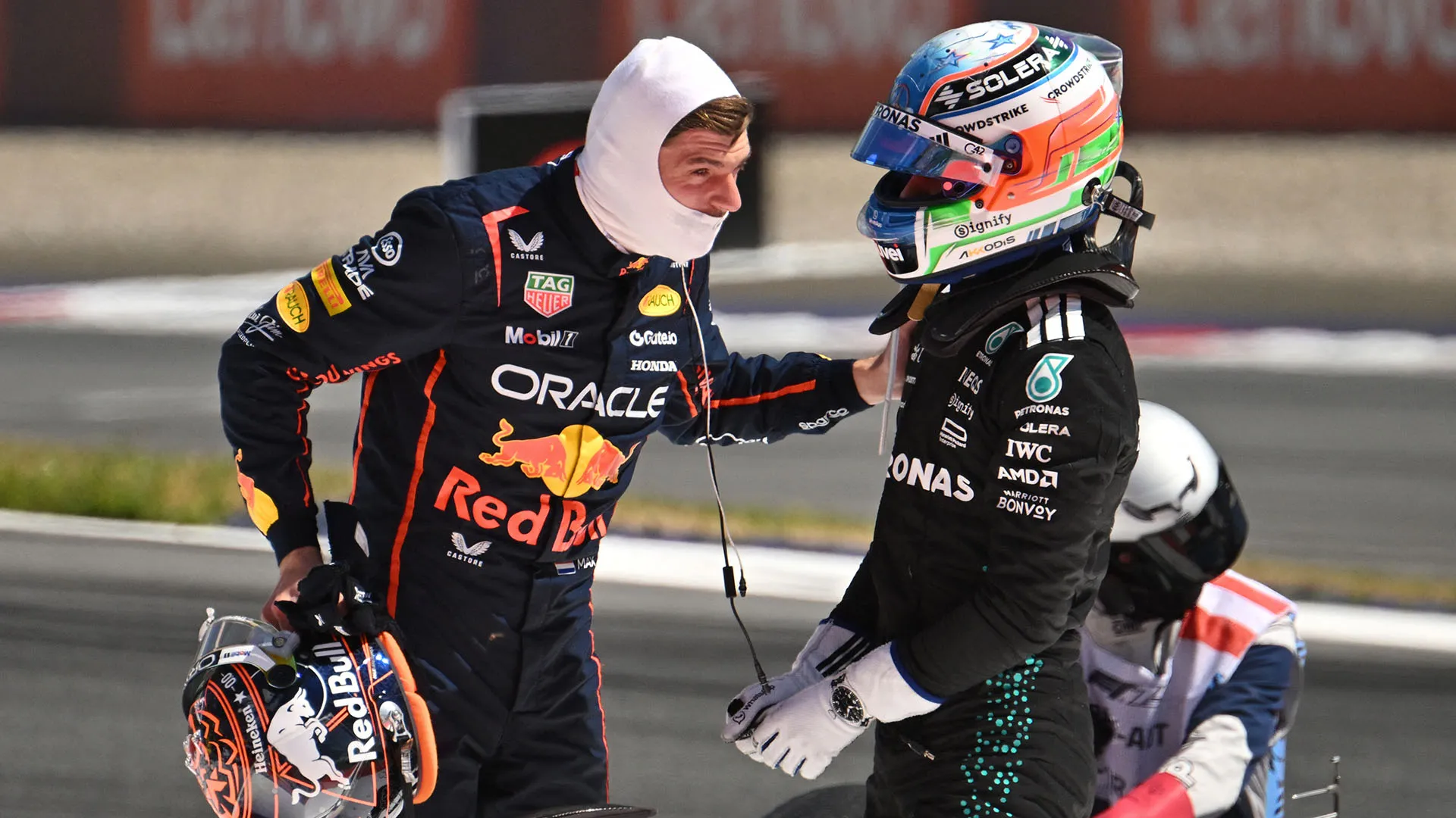 Bel gesto di Andrea Kimi Antonelli dopo l'incidente con Max Verstappen