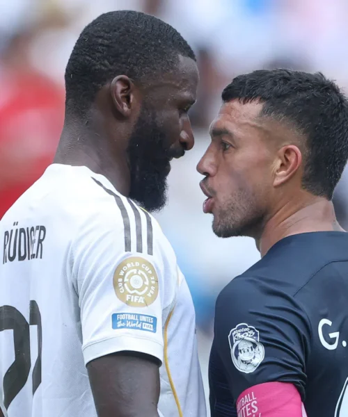 L’arbitro ferma tutto dopo l’accusa di Antonio Rüdiger: le foto