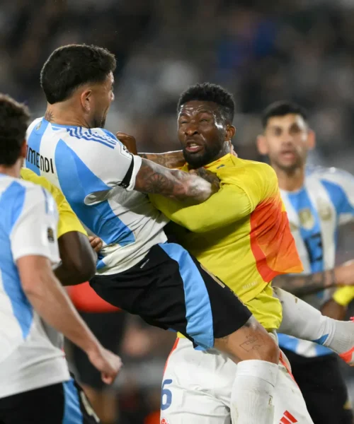 Una battuta fa infuriare Otamendi: due risse e tensione in campo. Foto