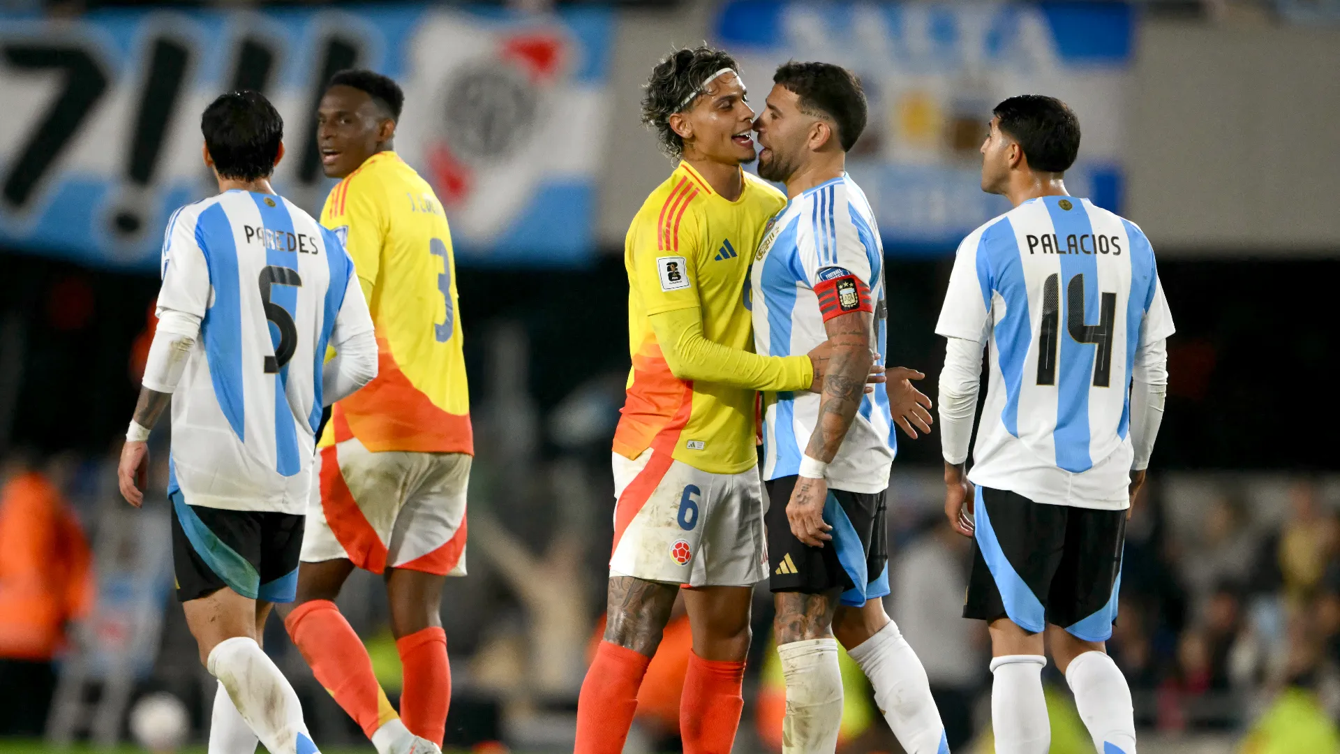 Durante il secondo tempo, il centrocampista della Colombia Rios ha schernito con una battuta Otamendi