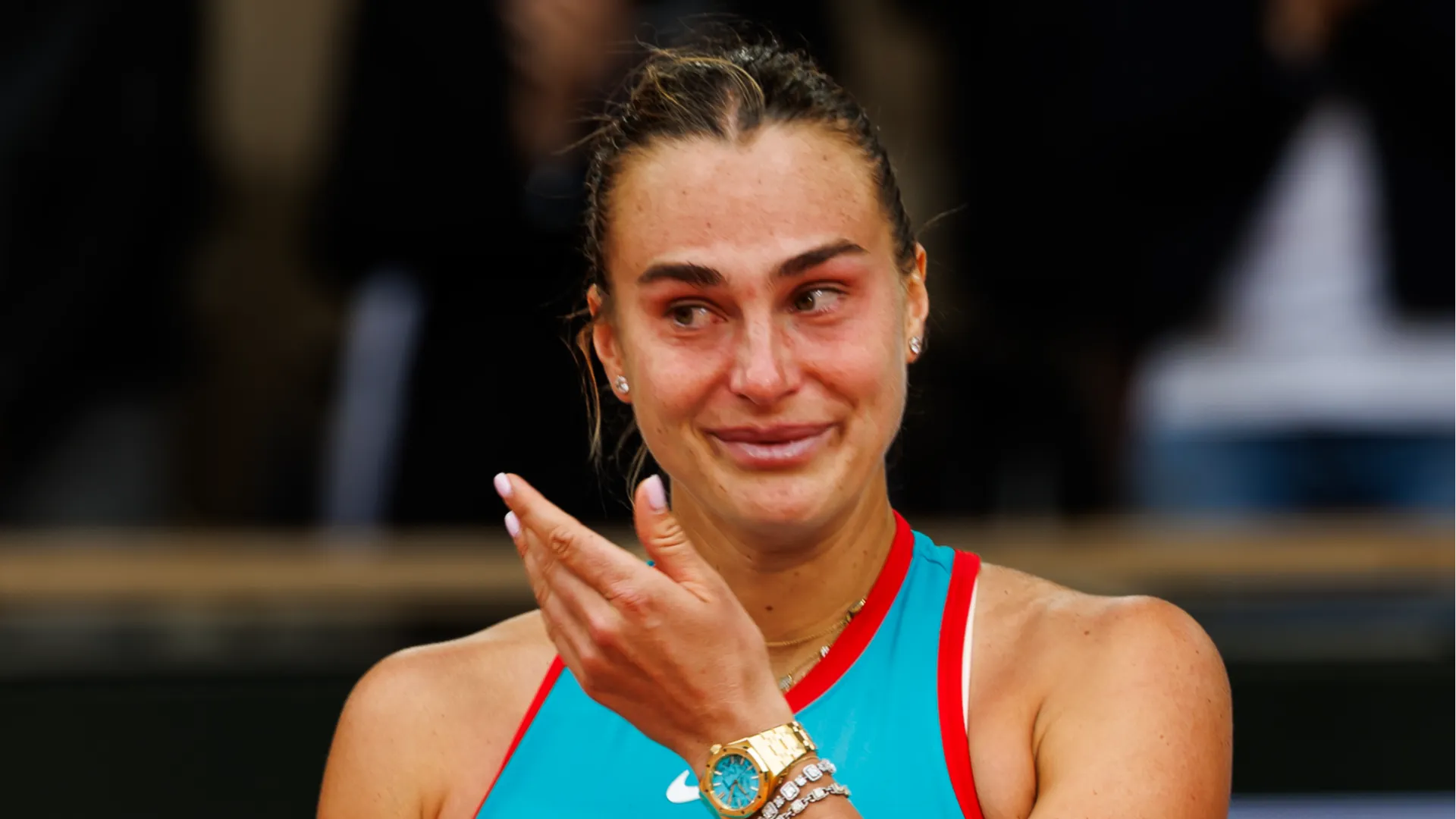 "Fa molto male, chiedo scusa per questa orribile finale" ha detto ai fan presenti
