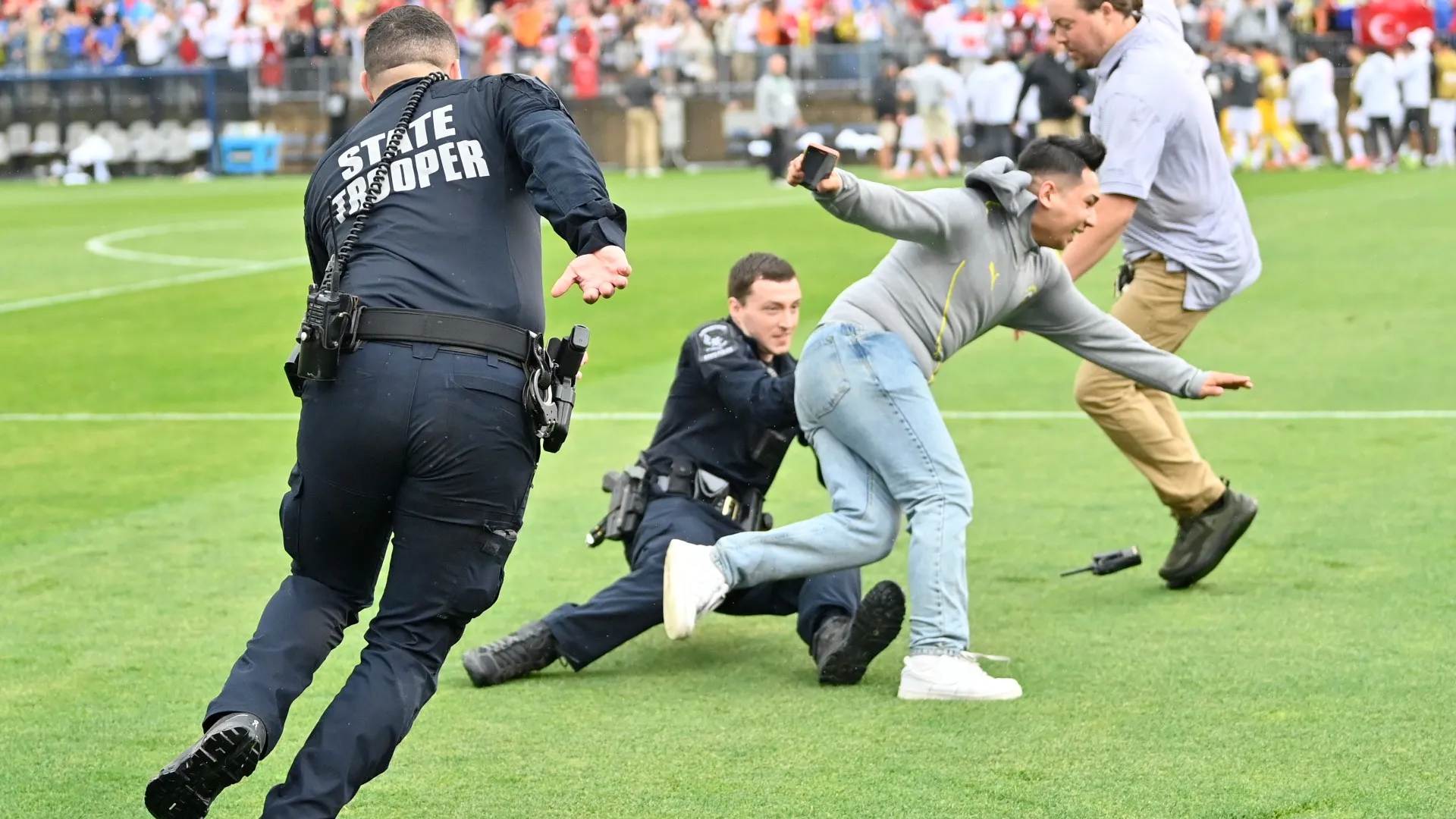 Durante il match c'è stato anche un invasore di campo
