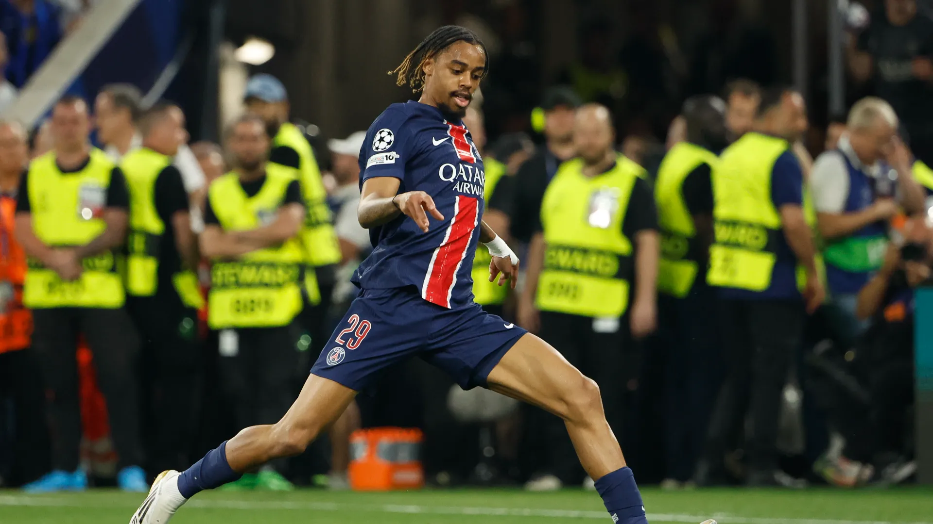 Barcola è a Parigi dal 2023 ed ha un contratto fino al 2028 con il PSG
