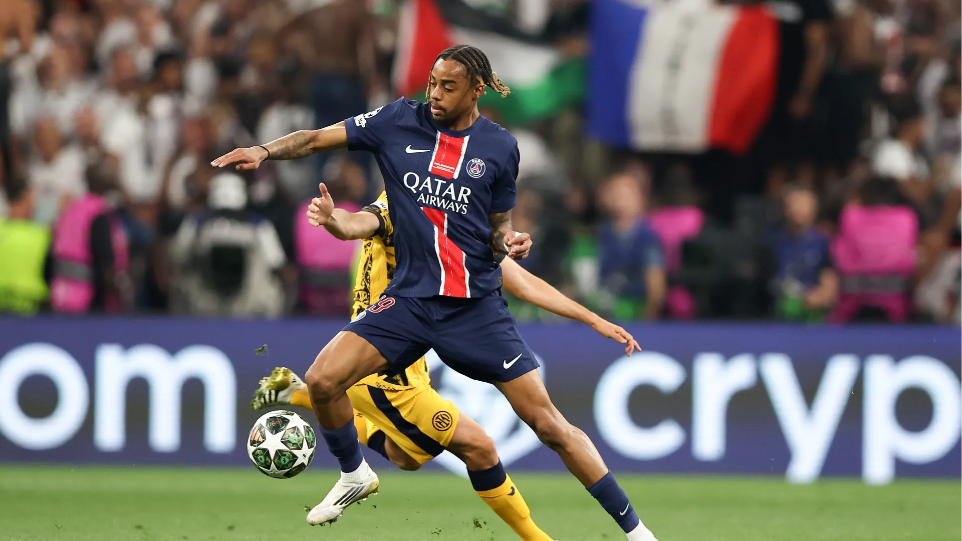 Nella scorsa stagione ha giocato 58 partite in tutte le competizioni, segnando 21 gol e realizzando 19 assist