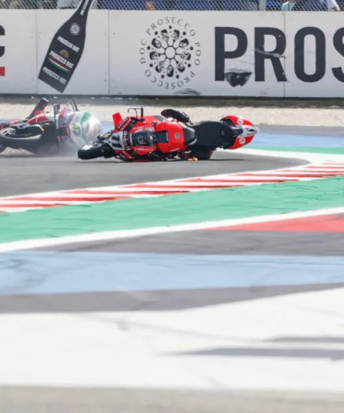 La fotosequenza del pericoloso incidente di Misano: Bassani abbatte Bulega, i due discutono e si chiariscono