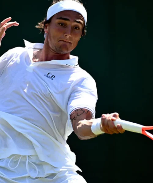 Mattia Bellucci si gode il primo successo della carriera a Wimbledon