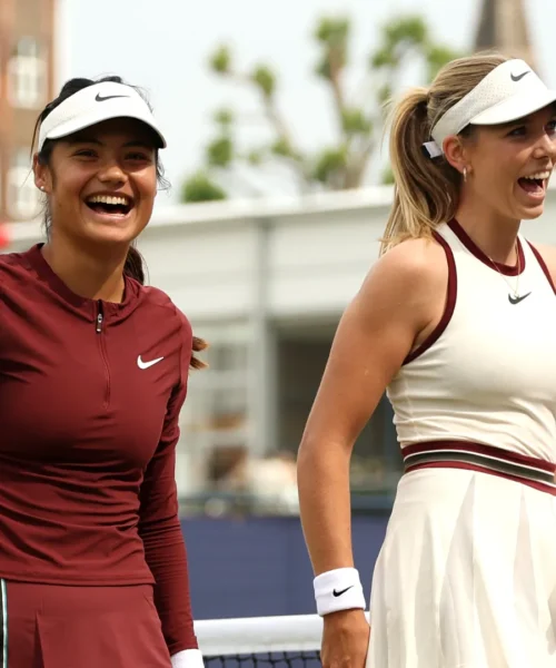 Emma Raducanu e Katie Boulter: risate e vittoria per le due amiche. Foto