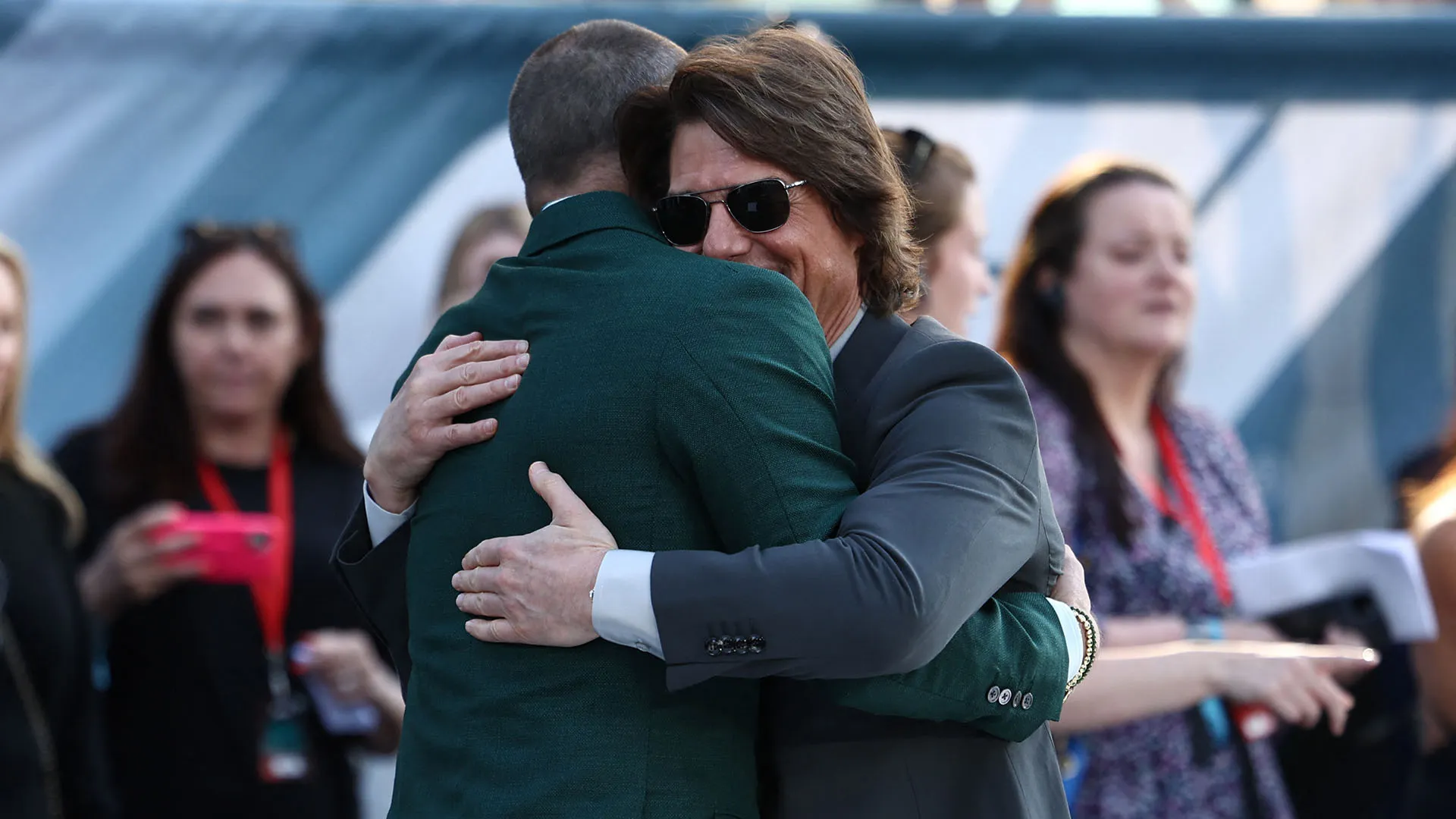 Pitt ha salutato il suo amico con un abbraccio prima che i due si mettessero in posa sorridenti per le foto