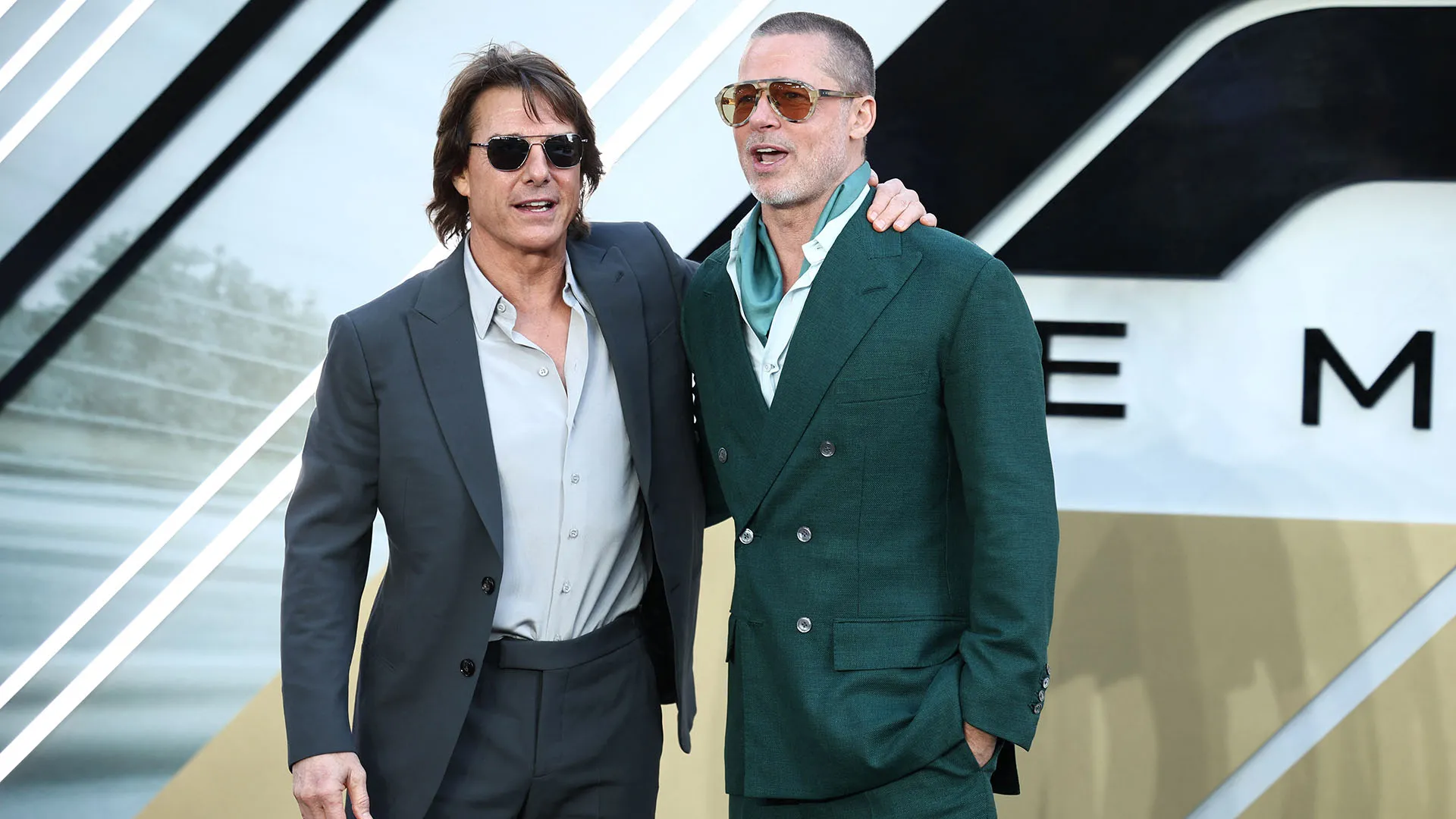 Brad Pitt indossava un abito doppiopetto verde e vistosi occhiali da sole arancioni