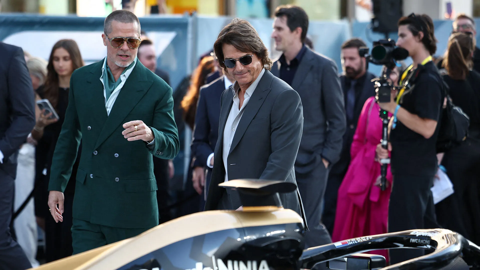Alle loro spalle, una monoposto di Formula 1 presente nel film